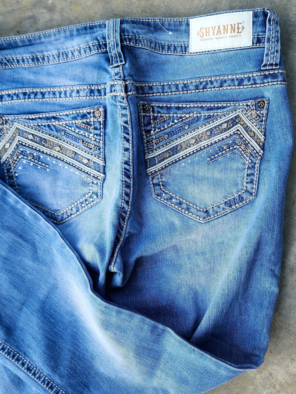 Shyanne Women's Light Blue Embellished Back Pocket Jeans 32 Short